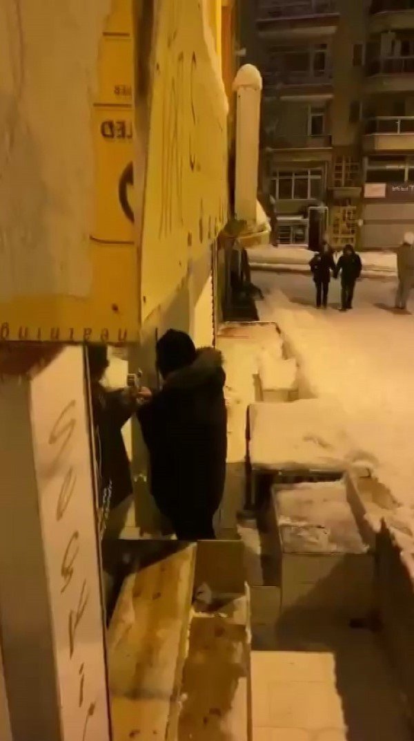 Kar maskeli hırsızlık şakası: Arkadaşının üzerine bıçakla koştu
