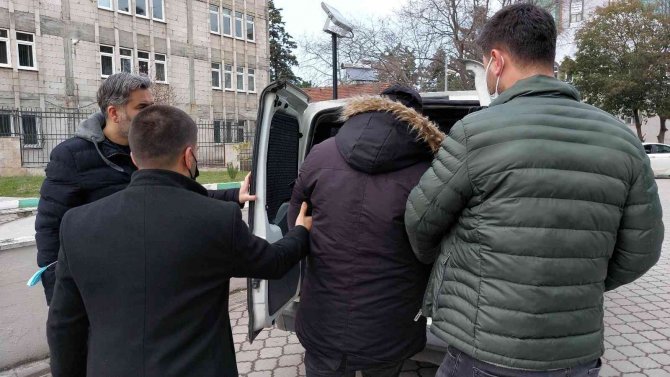 Karısına bıçak ve makasla saldıran koca tutuklandı