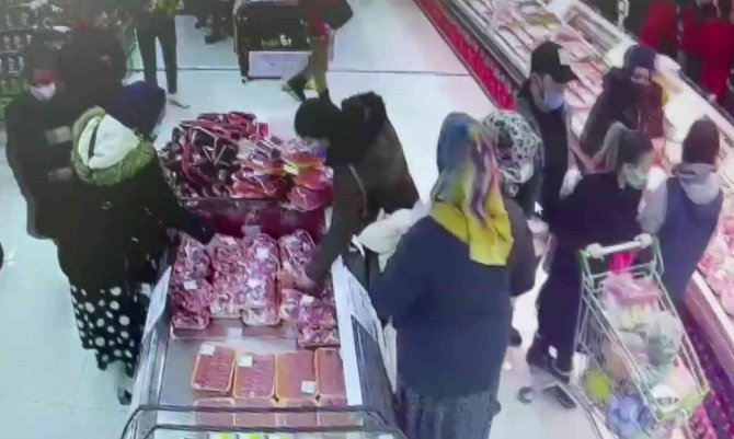 Kaşla göz arasındaki 10 bin liralık telefon hırsızlığı kamerada