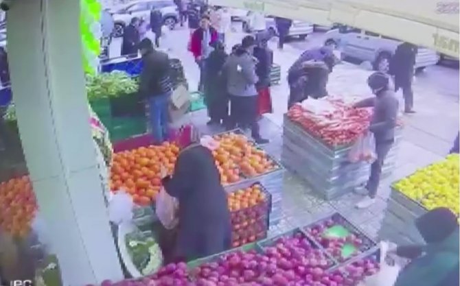 Kaşla göz arasındaki 10 bin liralık telefon hırsızlığı kamerada