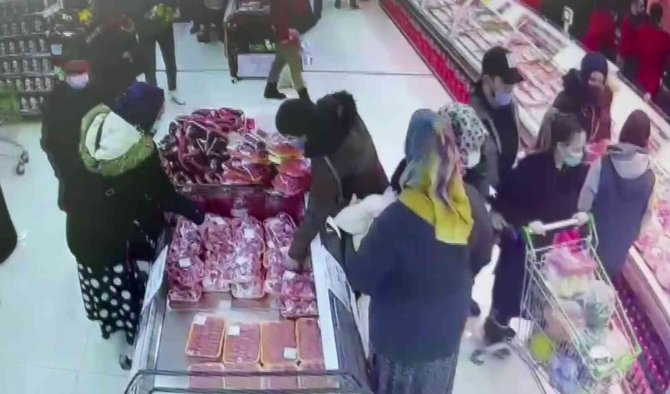 Kaşla göz arasındaki 10 bin liralık telefon hırsızlığı kamerada