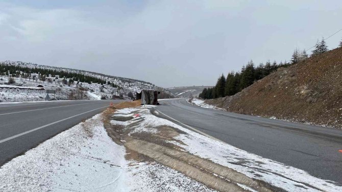 Kontrolden çıkan tır devrildi, 25 ton buğday yola saçıldı
