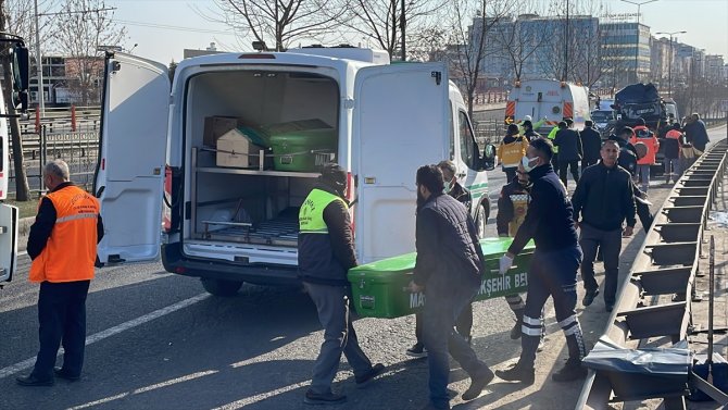 Bariyerlere çarpan ehliyetsiz sürücü öldü, iki kişi yaralandı