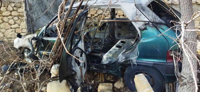 Mezarlığa uçan otomobil yanarak demir yığınına döndü