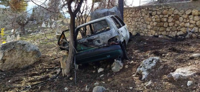 Mezarlığa uçan otomobil yanarak demir yığınına döndü
