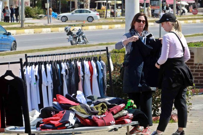 Nevruz Bayramı’nda Antalya’ya akın eden İranlılar, soluğu beş yıldızlı sokak pazarında alıyor