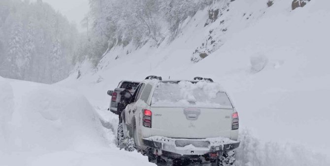 Offroad tutkunları 1,5 metre karda safari yaptı