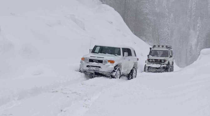 Offroad tutkunları 1,5 metre karda safari yaptı