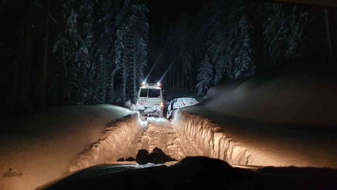 Offroad tutkunları 1,5 metre karda safari yaptı