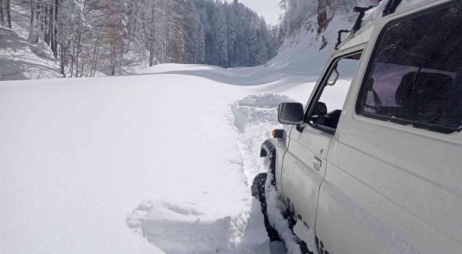 Offroad tutkunları 1,5 metre karda safari yaptı