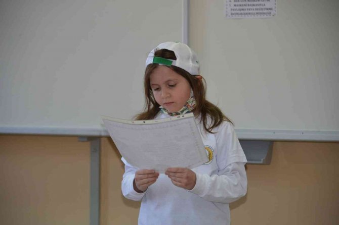 Öğrenciler fidan dikti