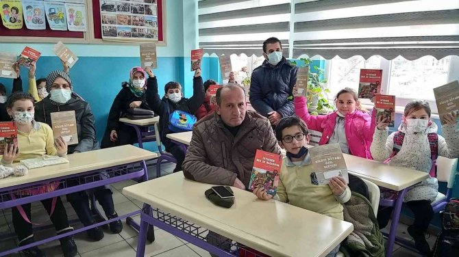 Öğrencilere 17 bin kitap dağıtıldı
