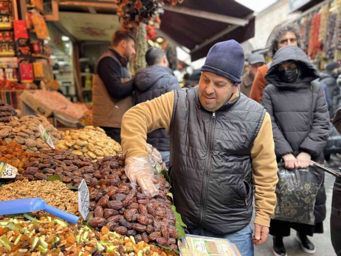 Ramazan’ın gözdesi hurmalar, tezgahlardaki yerini aldı