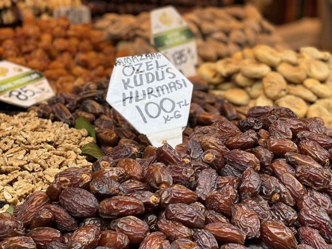 Ramazan’ın gözdesi hurmalar, tezgahlardaki yerini aldı