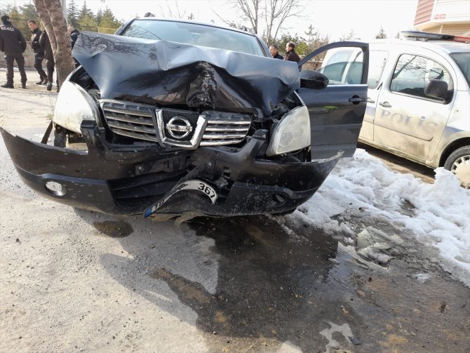 Konya'da polisin "dur" ihtarına uymayan sürücü kaza yaptı
