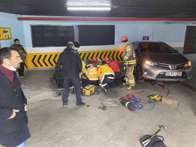 Sürüklenen otomobilinin altında kaldı