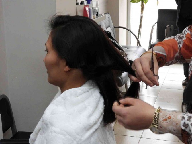 Tekvandocu ev hanımları kanserle mücadele için saçlarını bağışladı