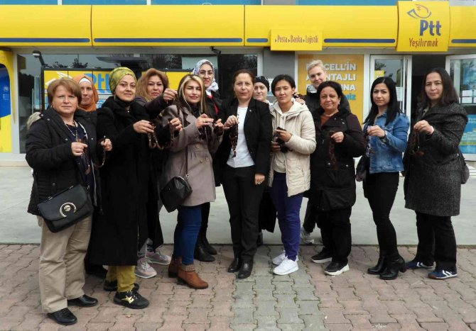 Tekvandocu ev hanımları kanserle mücadele için saçlarını bağışladı