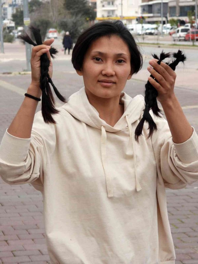 Tekvandocu ev hanımları kanserle mücadele için saçlarını bağışladı