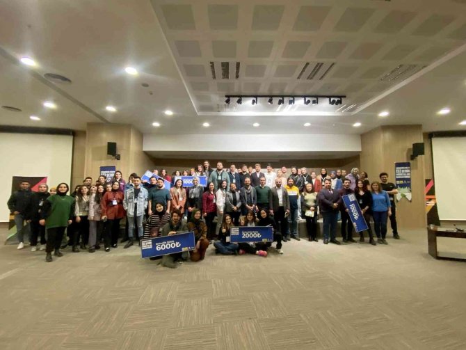 Üniversiteli gençler şehrin mobilyalarını tasarladı