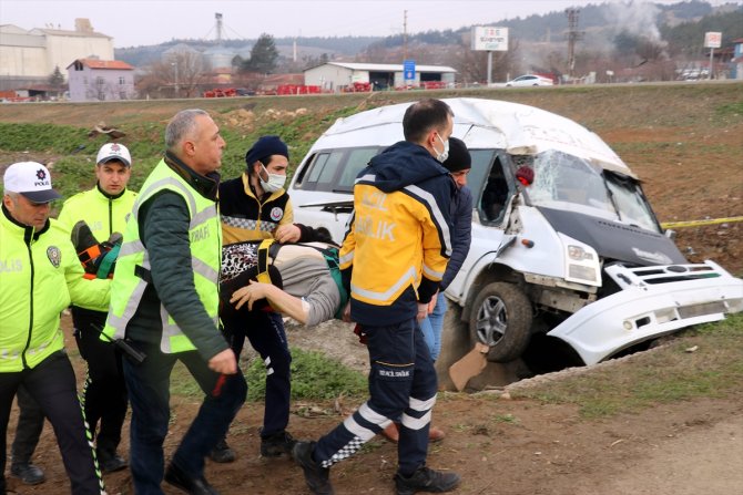 Tarım işçilerini taşıyan minibüs devrildi