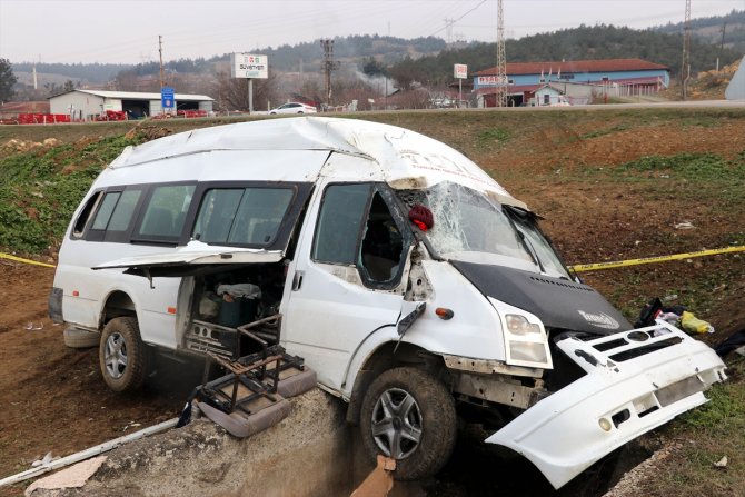 Tarım işçilerini taşıyan minibüs devrildi