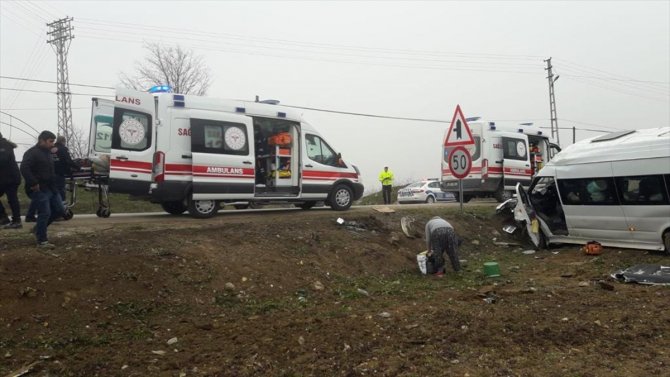 Tarım işçilerini taşıyan minibüs devrildi