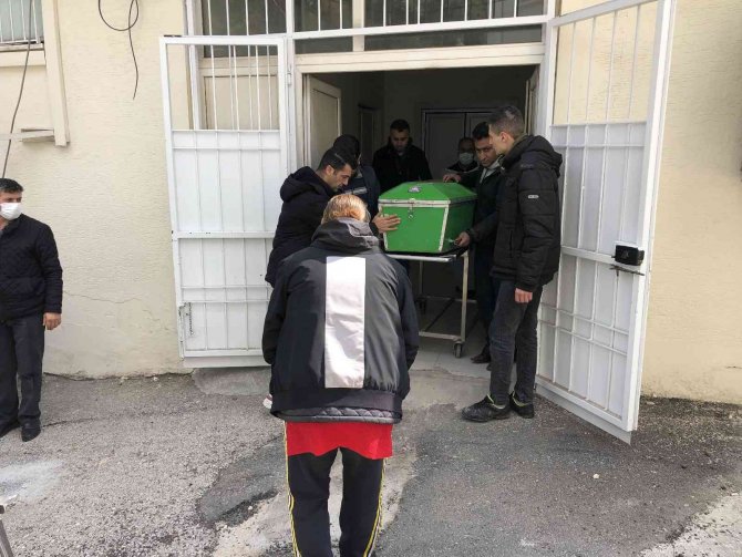 Berber koltuğunda öldürülen genç, son yolculuğuna uğurlandı