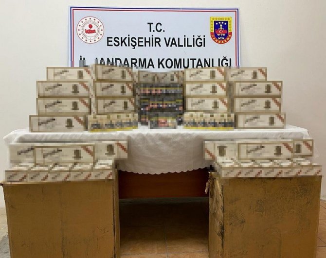 El altından kaçak sigara satan şüphelilere suçüstü