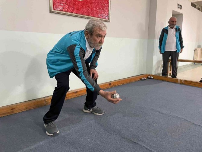 Huzurevi sakinleri bocce ile eğlendi