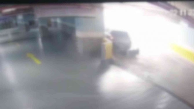 Kadının el frenini çekmeyi unuttuğu otomobilinin altında kaldığı anlar kamerada