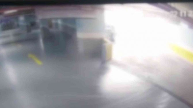 Kadının el frenini çekmeyi unuttuğu otomobilinin altında kaldığı anlar kamerada