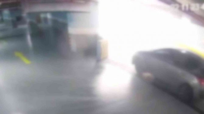 Kadının el frenini çekmeyi unuttuğu otomobilinin altında kaldığı anlar kamerada