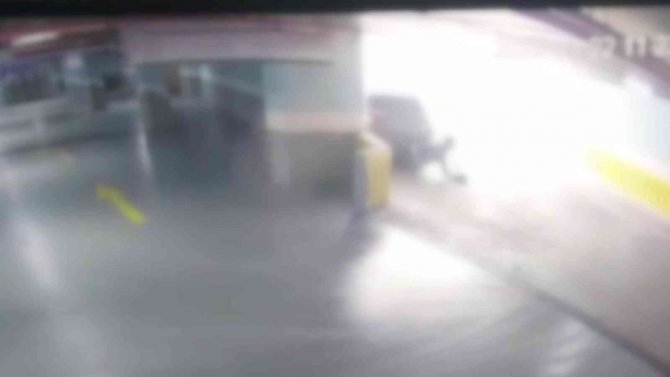 Kadının el frenini çekmeyi unuttuğu otomobilinin altında kaldığı anlar kamerada