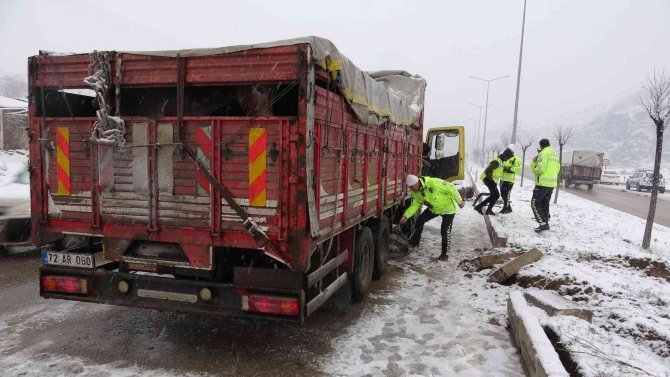 Kamyon karşı yöne geçti, facianın eşiğinden dönüldü