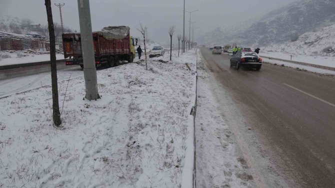 Kamyon karşı yöne geçti, facianın eşiğinden dönüldü