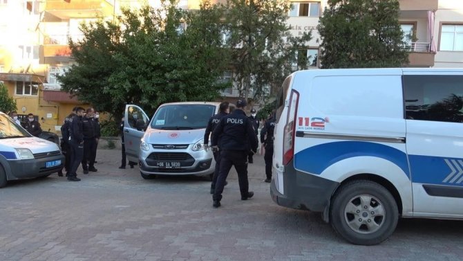 Karısını 51 kez bıçaklayarak öldüren sanığın yargılanmasına devam edildi