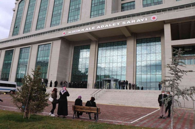 Karısını 51 kez bıçaklayarak öldüren sanığın yargılanmasına devam edildi