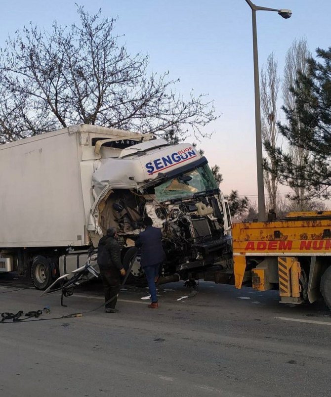 Konya’da kontrolden çıkan tır park halindeki araçlara çarptı: 1 ölü