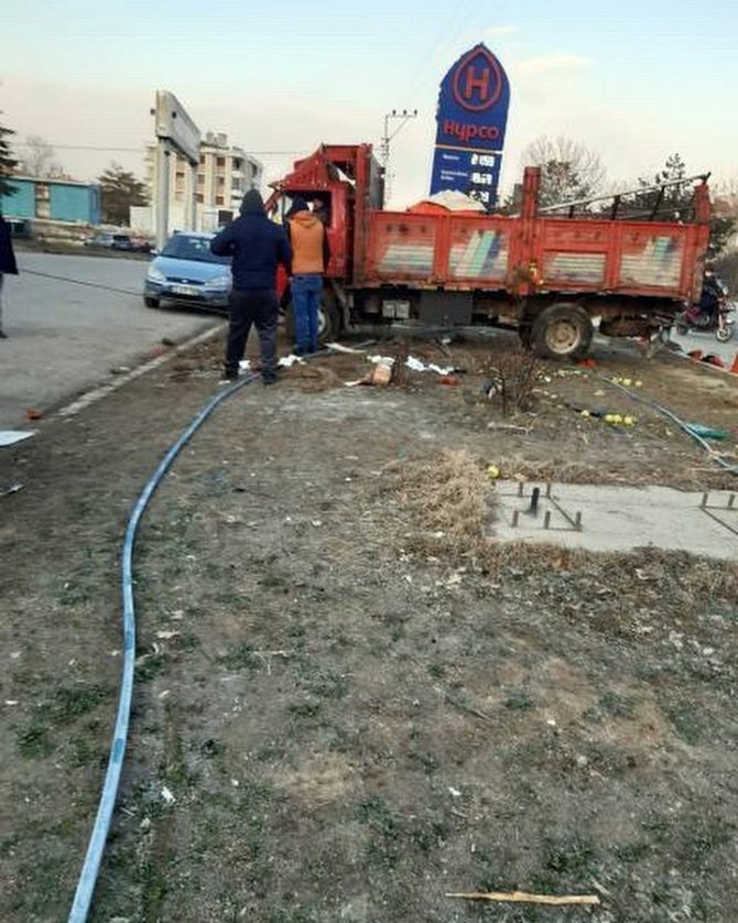 Konya’da kontrolden çıkan tır park halindeki araçlara çarptı: 1 ölü