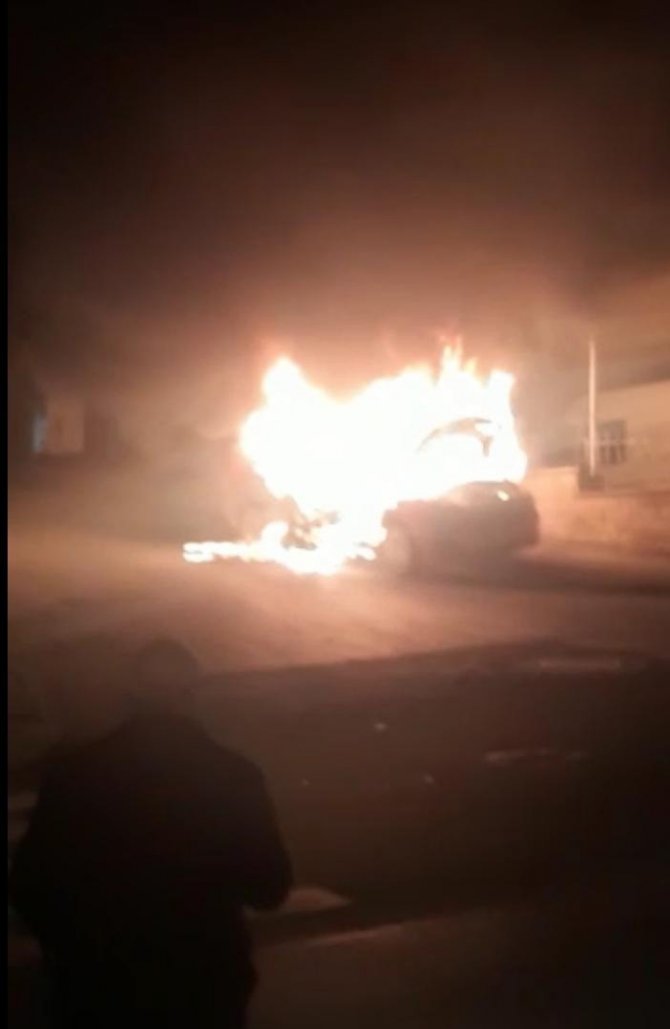 Korku dolu anlar: Alev topuna dönen taksi kendiliğinden hareket etti