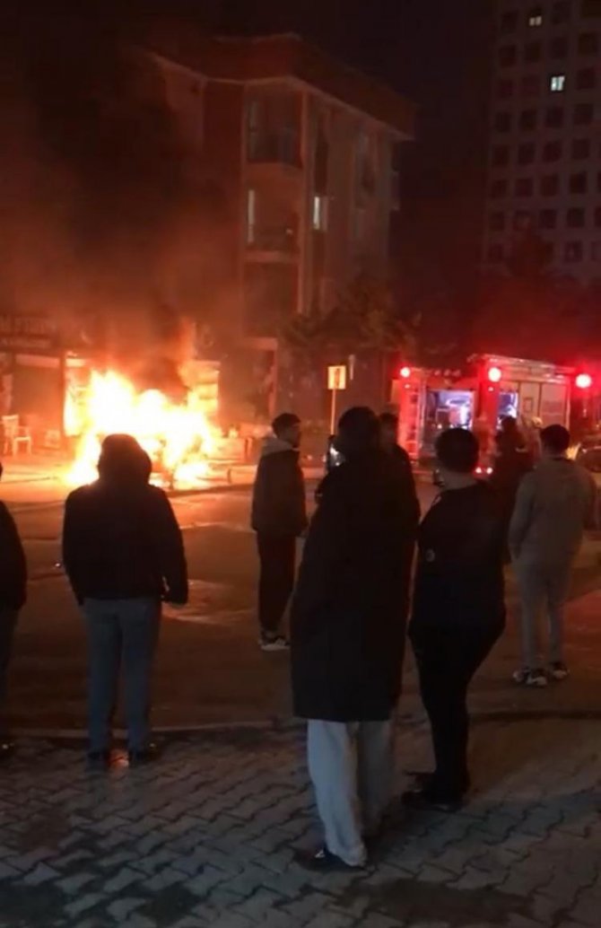 Korku dolu anlar: Alev topuna dönen taksi kendiliğinden hareket etti
