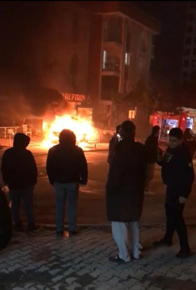Korku dolu anlar: Alev topuna dönen taksi kendiliğinden hareket etti
