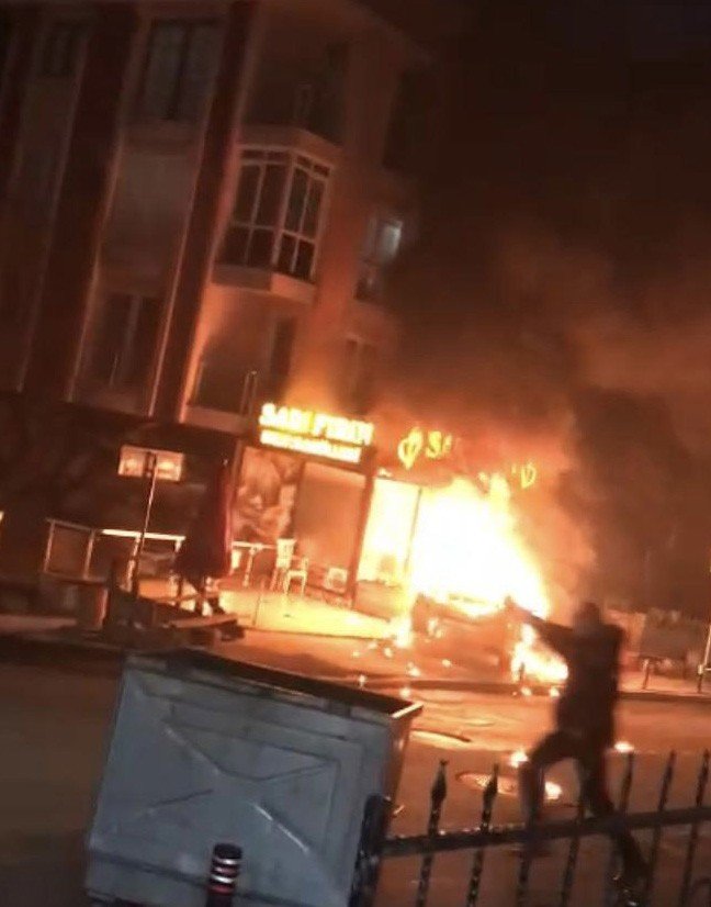 Korku dolu anlar: Alev topuna dönen taksi kendiliğinden hareket etti