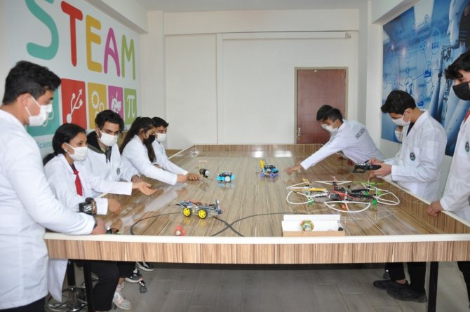 Öğrenciler atık malzemelerden dron yaptı