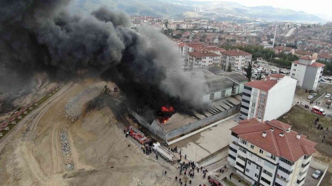 Oto yedek parça deposunda çıkan yangında soğutma çalışmaları sürüyor
