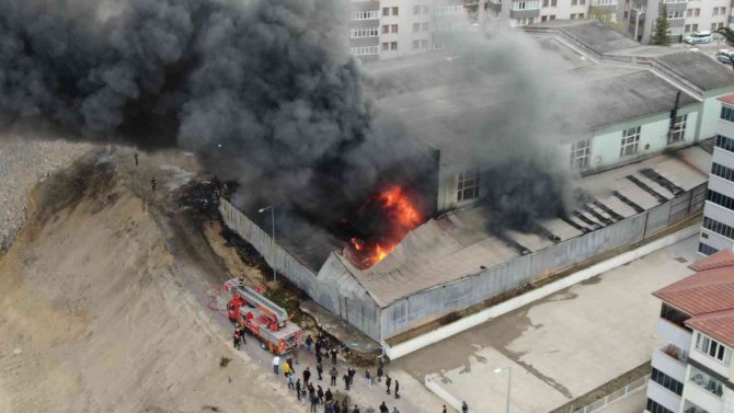 Oto yedek parça deposunda çıkan yangında soğutma çalışmaları sürüyor