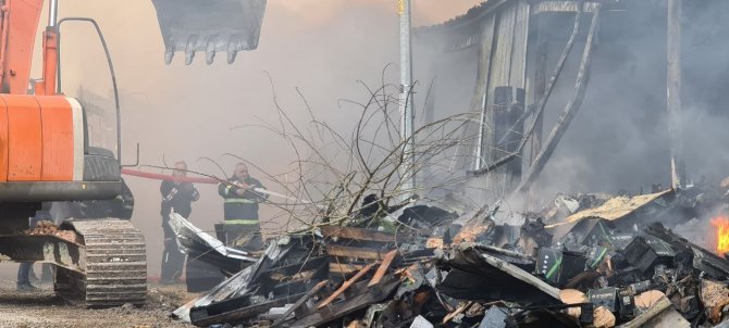 Oto yedek parça deposunda çıkan yangında soğutma çalışmaları sürüyor