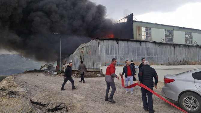 Oto yedek parça deposunda çıkan yangında soğutma çalışmaları sürüyor