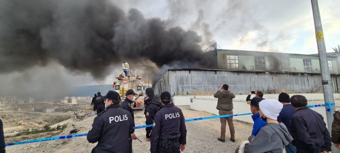 Oto yedek parça deposunda çıkan yangında soğutma çalışmaları sürüyor